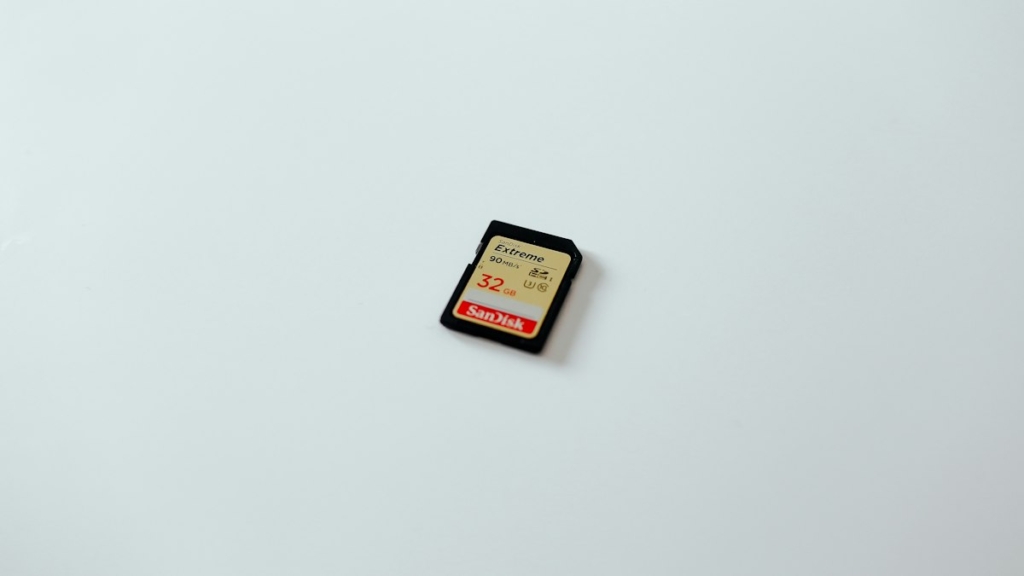 Parmak ucunda tutulan microSD hafıza kartı (temsili görsel)