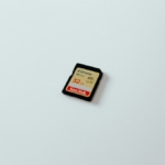 Parmak ucunda tutulan microSD hafıza kartı (temsili görsel)