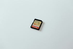 Parmak ucunda tutulan microSD hafıza kartı (temsili görsel)