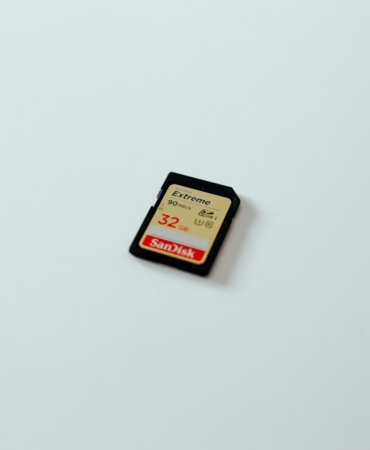 Parmak ucunda tutulan microSD hafıza kartı (temsili görsel)