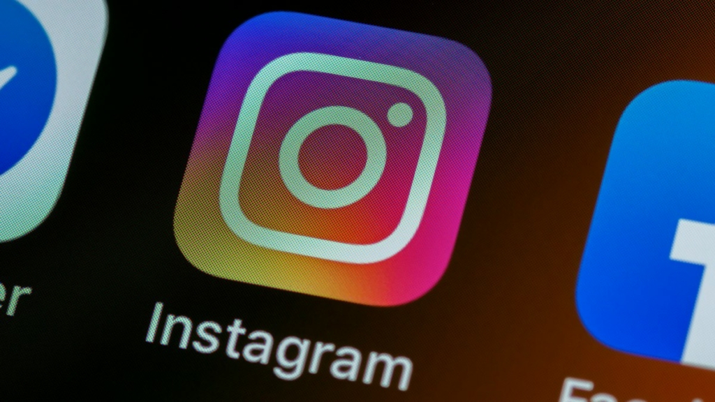 Akıllı telefon ekranında diğer uygulamalarla birlikte Instagram simgesi