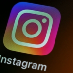 Akıllı telefon ekranında diğer uygulamalarla birlikte Instagram simgesi