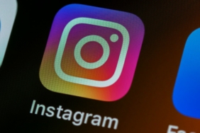 Akıllı telefon ekranında diğer uygulamalarla birlikte Instagram simgesi