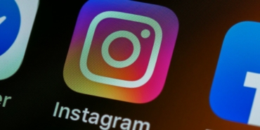 Akıllı telefon ekranında diğer uygulamalarla birlikte Instagram simgesi