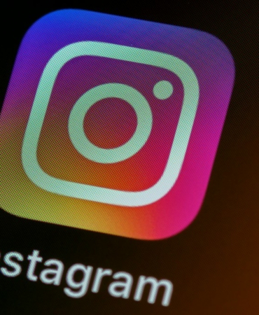 Akıllı telefon ekranında diğer uygulamalarla birlikte Instagram simgesi