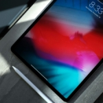 Masada duran ince çerçeveli tablet (temsili görsel)