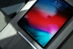 Masada duran ince çerçeveli tablet (temsili görsel)