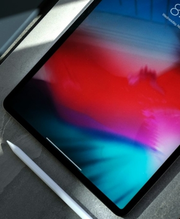 Masada duran ince çerçeveli tablet (temsili görsel)