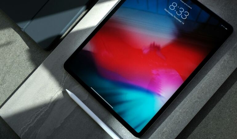 Masada duran ince çerçeveli tablet (temsili görsel)