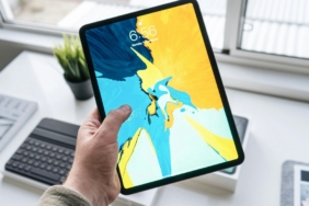 Klavye kılıfına takılı ince tablet (temsili görsel)