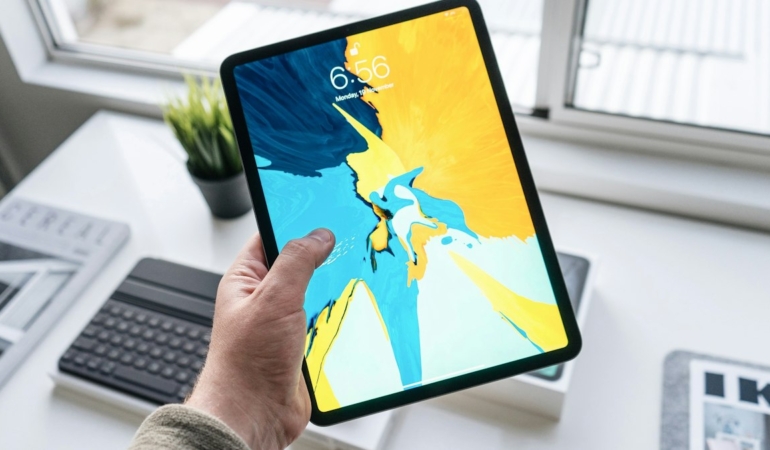 Klavye kılıfına takılı ince tablet (temsili görsel)