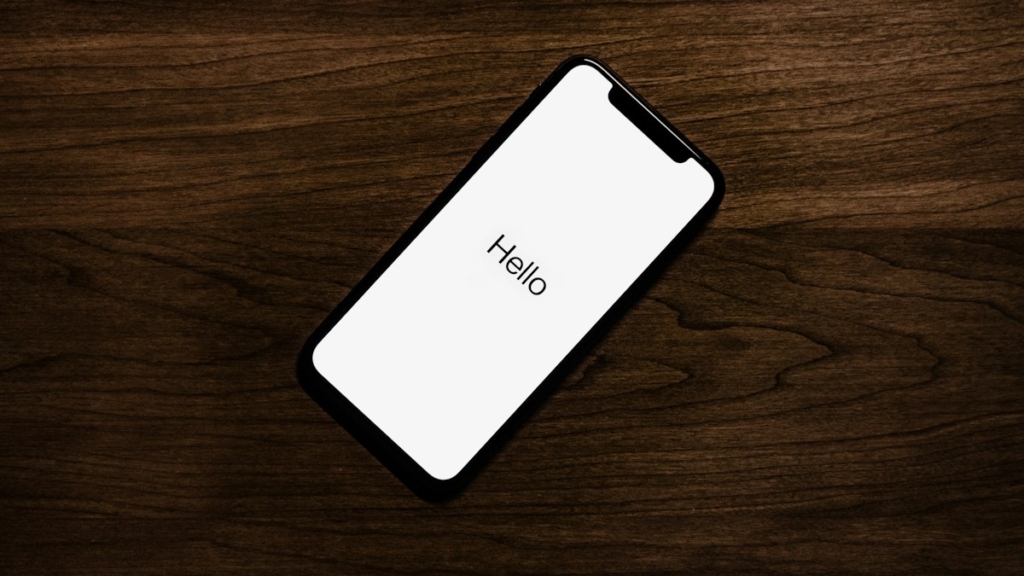 Sade tasarımlı tek kameralı akıllı telefon (temsili görsel)