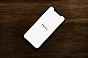 Sade tasarımlı tek kameralı akıllı telefon (temsili görsel)