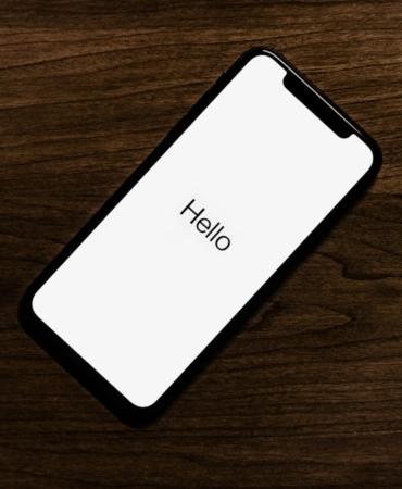 Sade tasarımlı tek kameralı akıllı telefon (temsili görsel)