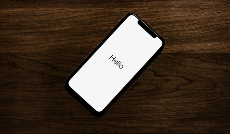 Sade tasarımlı tek kameralı akıllı telefon (temsili görsel)