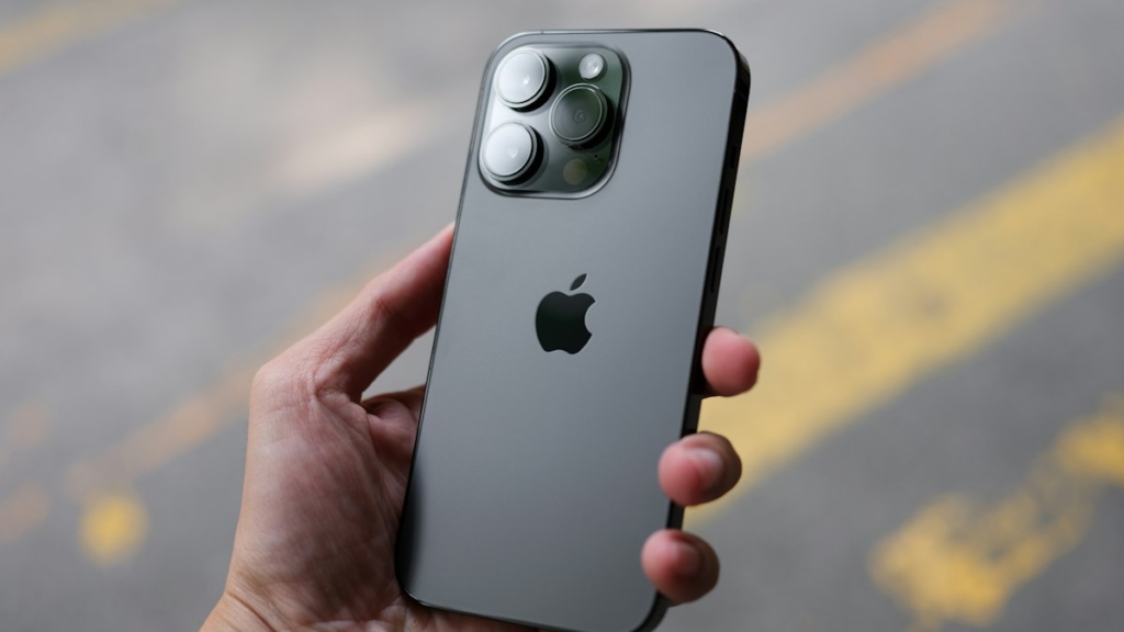 Üç kameralı akıllı telefonun arka yüzü (temsili görsel)