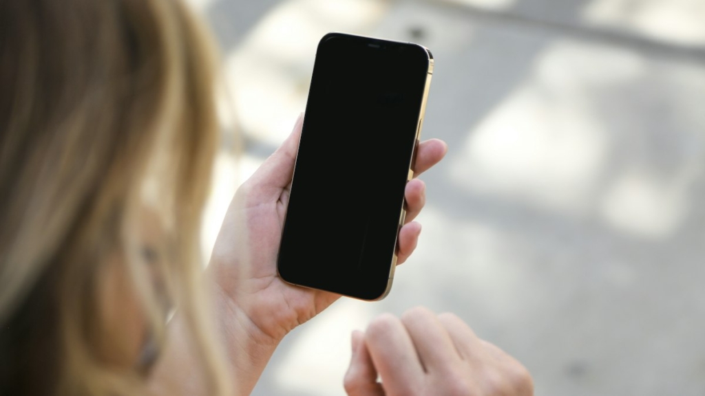 Elde tutulan ince akıllı telefon (temsili görsel)