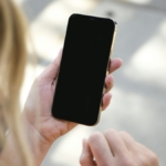 Elde tutulan ince akıllı telefon (temsili görsel)