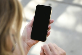 Elde tutulan ince akıllı telefon (temsili görsel)