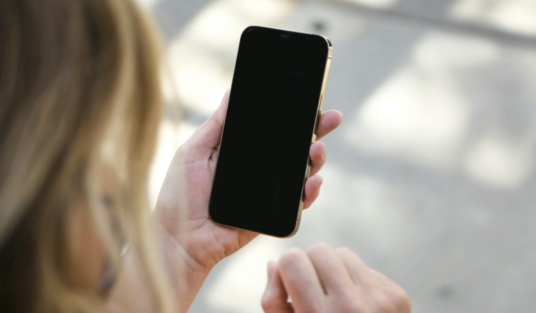 Elde tutulan ince akıllı telefon (temsili görsel)