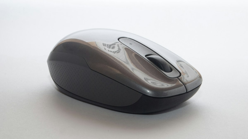 Masa üzerinde kablosuz mouse (temsili görsel)