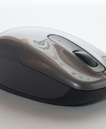 Masa üzerinde kablosuz mouse (temsili görsel)