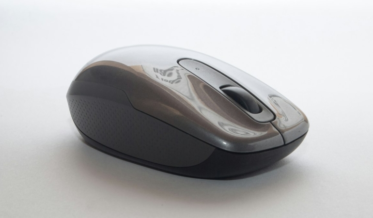 Masa üzerinde kablosuz mouse (temsili görsel)