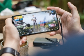 Yatay tutulan telefonda mobil oyun oynayan kişi (temsili görsel)
