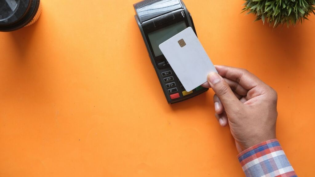 Ödeme terminaline yaklaştırılan akıllı telefon (temsili görsel)