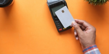 Ödeme terminaline yaklaştırılan akıllı telefon (temsili görsel)