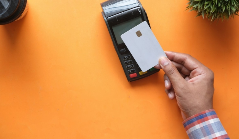 Ödeme terminaline yaklaştırılan akıllı telefon (temsili görsel)