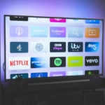 Oturma odasında büyük ekran televizyon (temsili görsel)