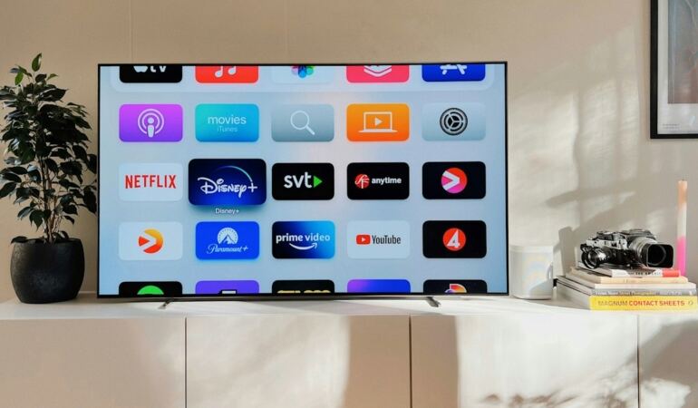 Telefonda içerik akışı ve öneri kartları (temsili görsel)