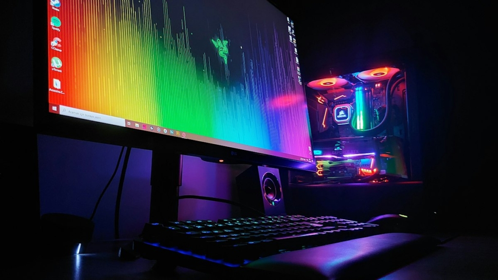 Oyun kasası ve açık monitörden oluşan masaüstü bilgisayar düzeni
