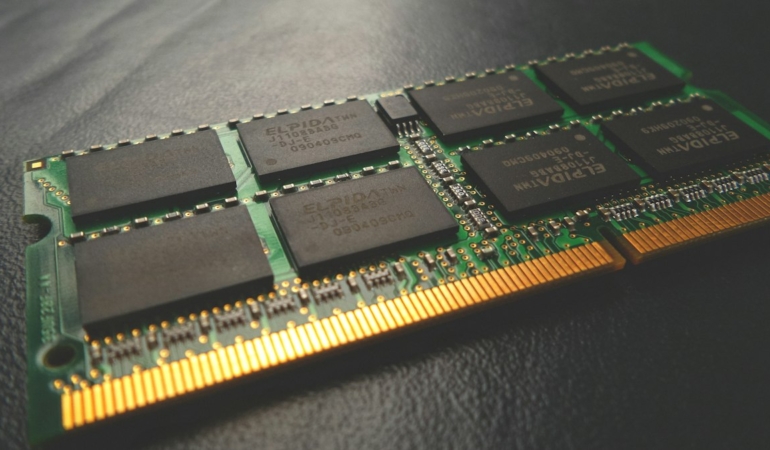 Dizüstü bilgisayarlarda kullanılan SODIMM RAM modülü