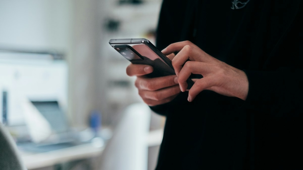 Kompakt boyutlu akıllı telefon (temsili görsel)