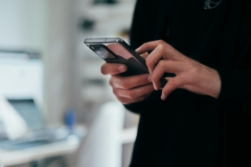 Kompakt boyutlu akıllı telefon (temsili görsel)