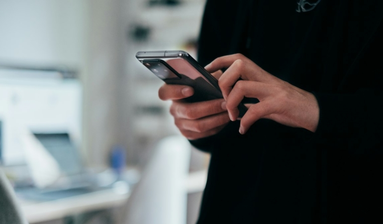 Kompakt boyutlu akıllı telefon (temsili görsel)