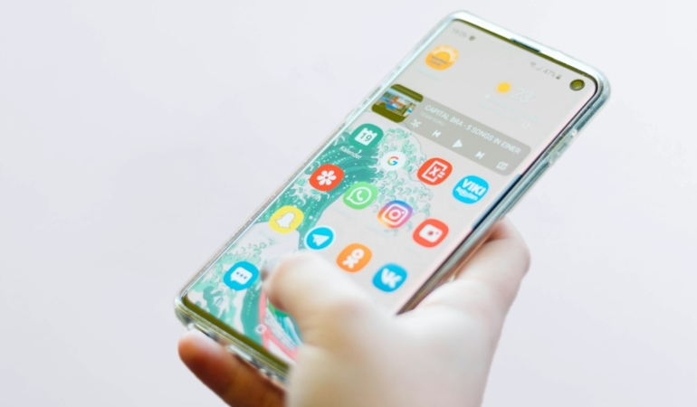 Büyük ekranlı, kalemli akıllı telefon (temsili görsel)