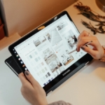 Kalemiyle birlikte masada duran tablet (temsili görsel)