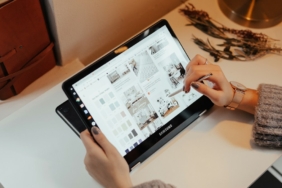 Kalemiyle birlikte masada duran tablet (temsili görsel)
