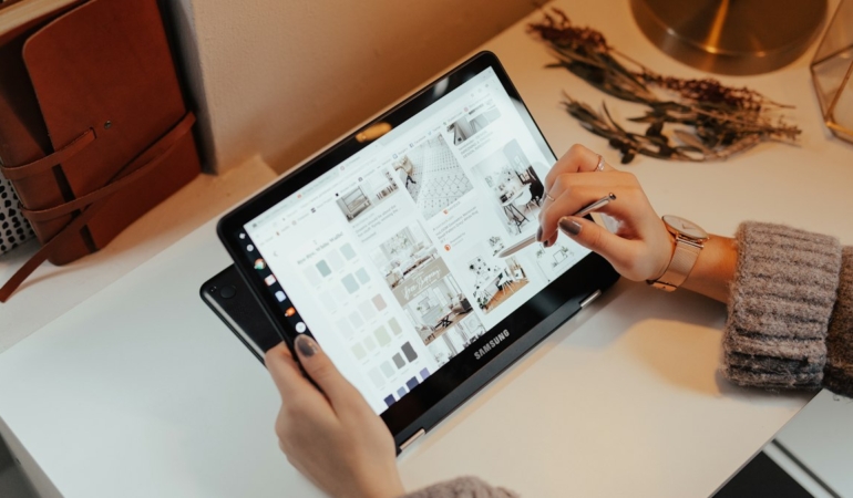 Kalemiyle birlikte masada duran tablet (temsili görsel)