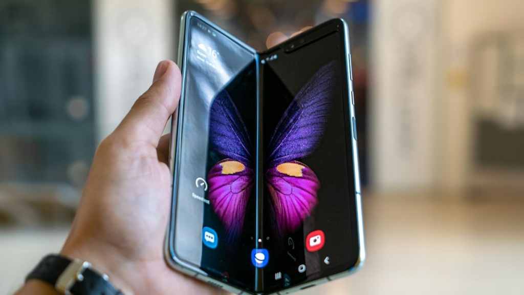 Yarı açık duran katlanabilir akıllı telefon (temsili görsel)