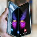 Yarı açık duran katlanabilir akıllı telefon (temsili görsel)
