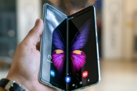 Yarı açık duran katlanabilir akıllı telefon (temsili görsel)