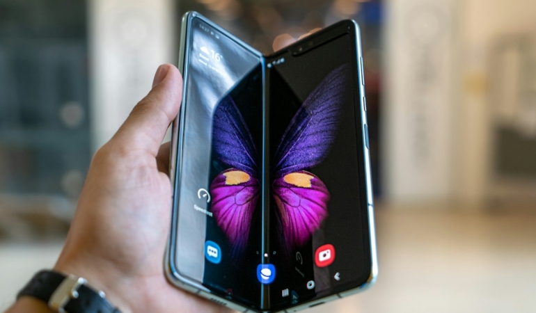 Yarı açık duran katlanabilir akıllı telefon (temsili görsel)