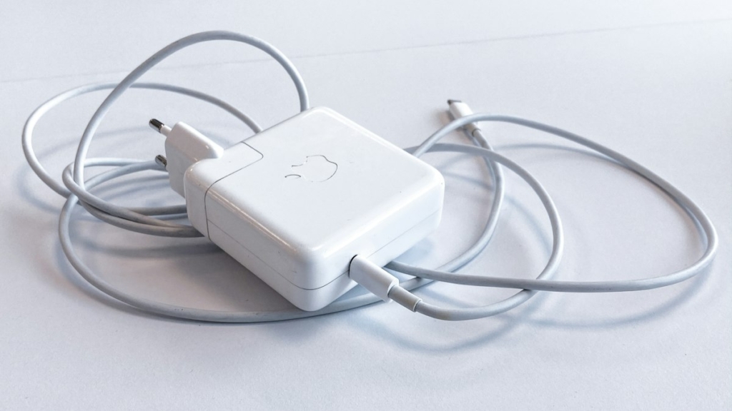 USB-C şarj kablosu ve adaptör (temsili görsel)