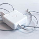 USB-C şarj kablosu ve adaptör (temsili görsel)