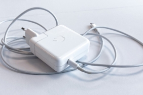USB-C şarj kablosu ve adaptör (temsili görsel)