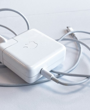 USB-C şarj kablosu ve adaptör (temsili görsel)